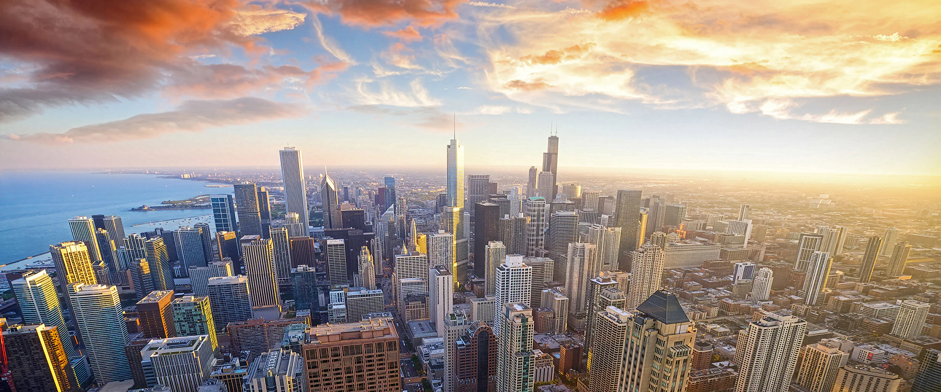 Luftaufnahme von Chicago bei Sonnenuntergang, Bild: Oleksandr Dibrova Bildbeschreibung / description: Luftaufnahme von Chicago bei Sonnenuntergang, Illinois, USA